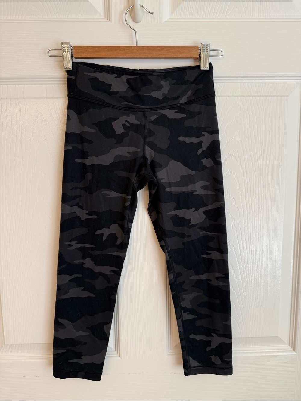 Athleta Girls Chit Chat Capris Black & Gray Camo Active Leggings